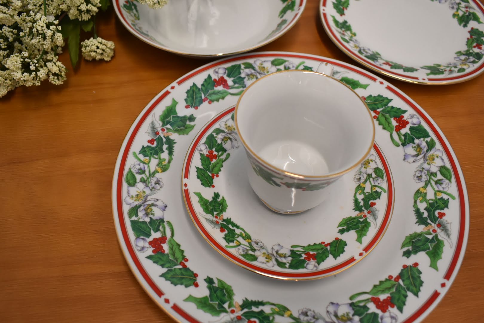 St. Maria 5-Piece Dinner Set - 1 place setting - Fine Porcelain China, Holiday Holly Design