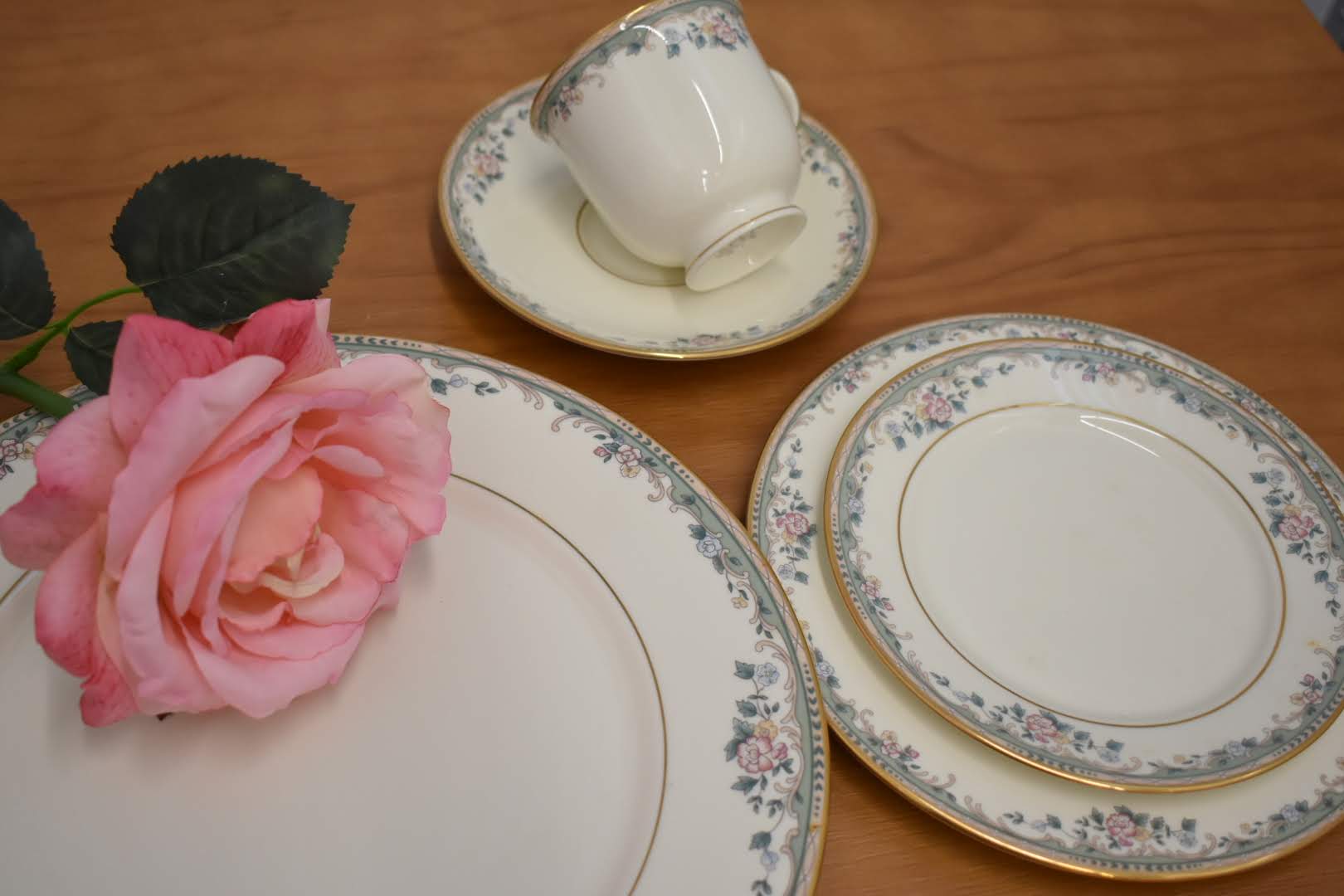 Lenox Spring Vista - Fine Porcelain China - 5 Piece Dinnerware Set 1 place setting - Ivory Color - Gold Rim