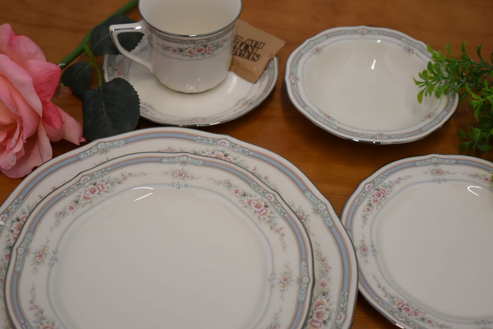 Noritake Rothschild Pattern - Porcelain Fine China - Planinum Rim - 5 Piece Dinnerware Set