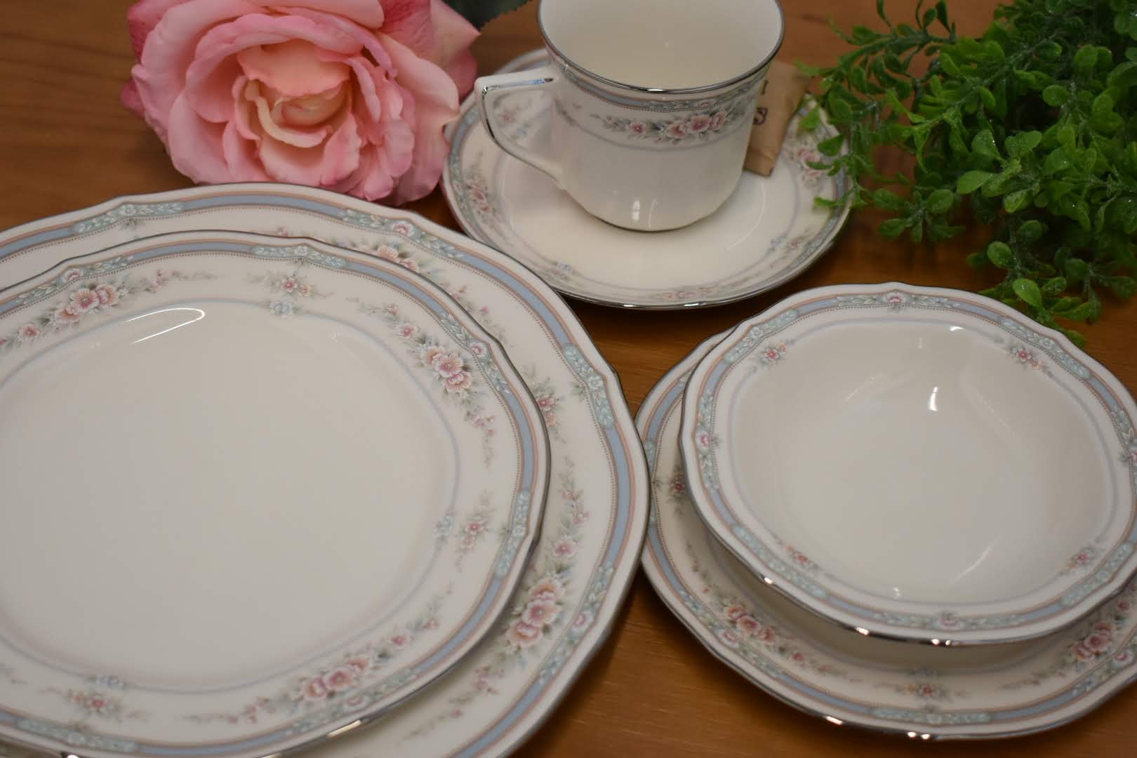 Noritake Rothschild Pattern - Porcelain Fine China - Planinum Rim - 5 Piece Dinnerware Set