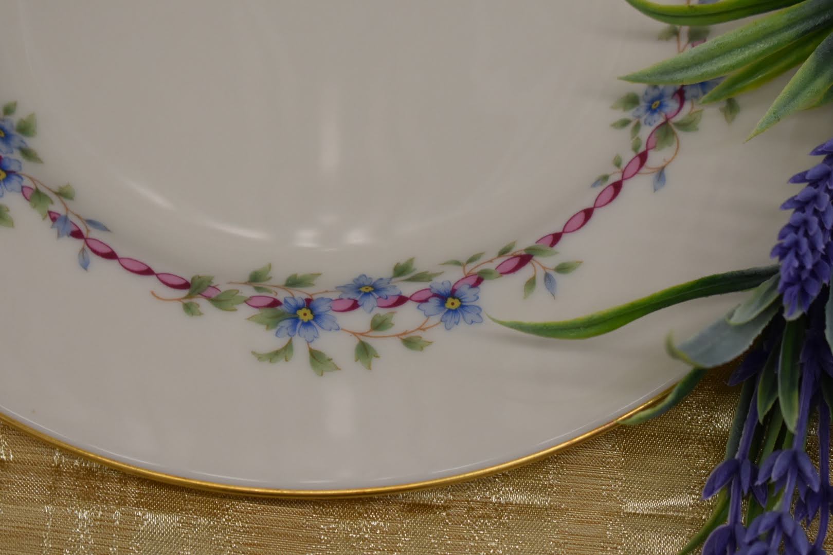 Lenox Belvidere - Fine Porcelain China - 20 Piece Dinnerware Set- Ivory Color