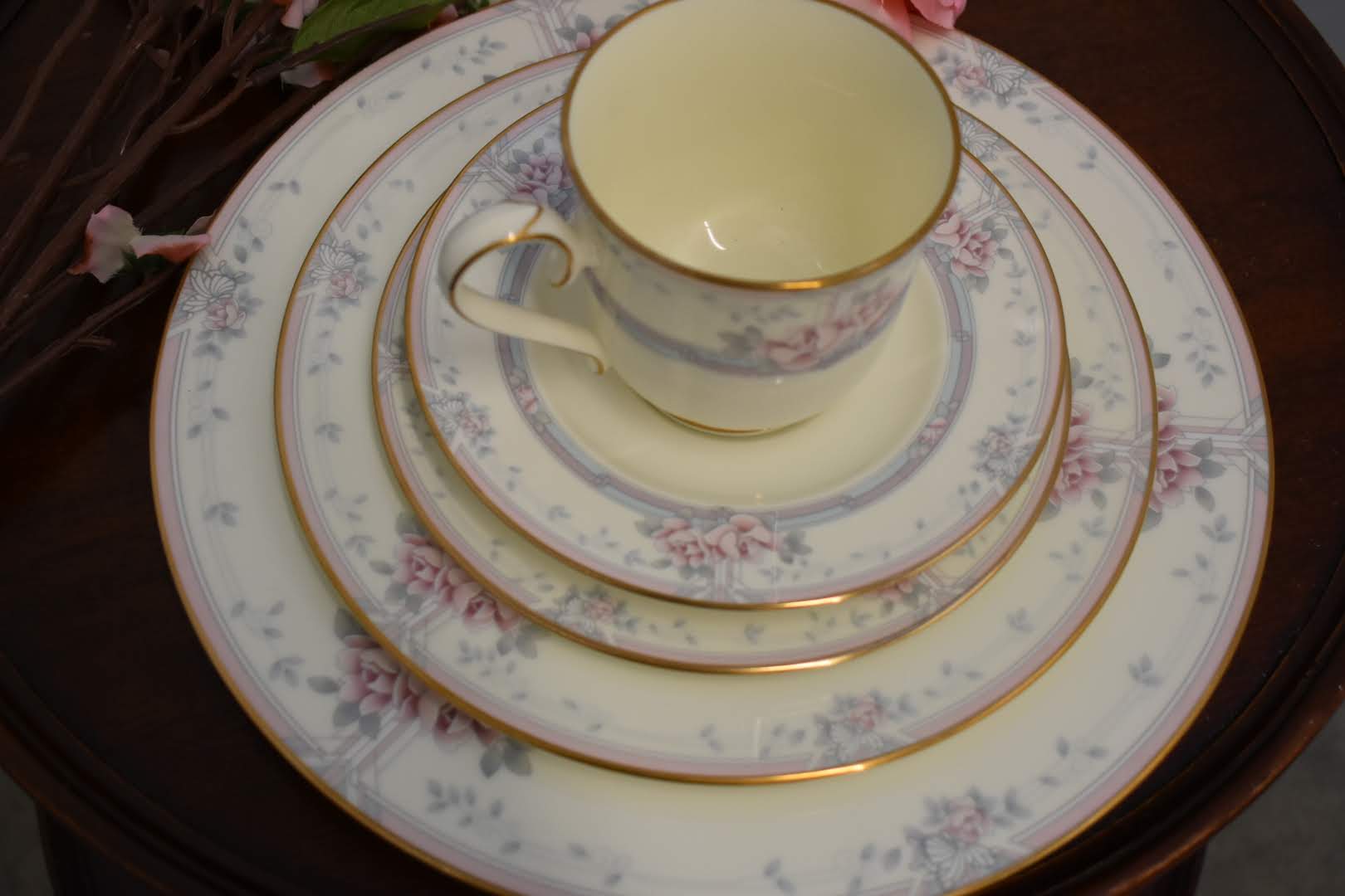 Noritake Magnificence - Fine Porcelain China - Ivory Pink Color - 5 Piece Dinnerware Set