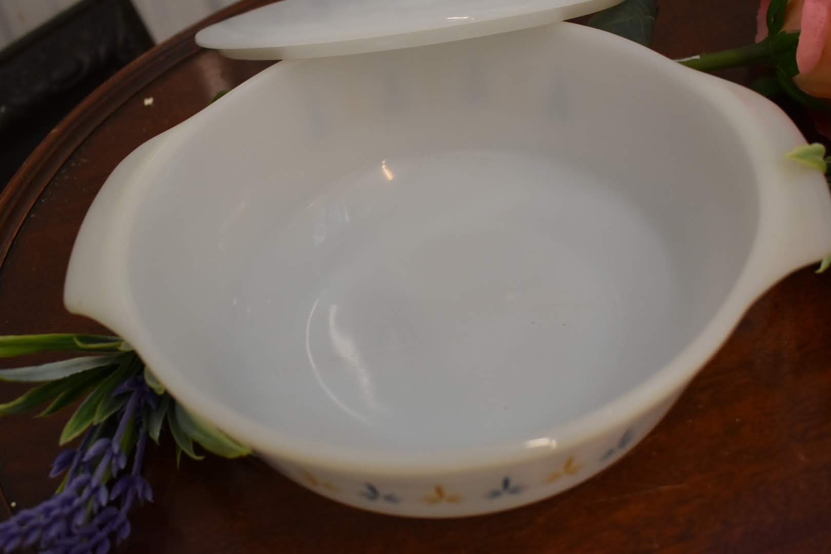 White Glass - Mid Century Pyrex Casserole I - Round Shape without lid - Candle glow Pattern