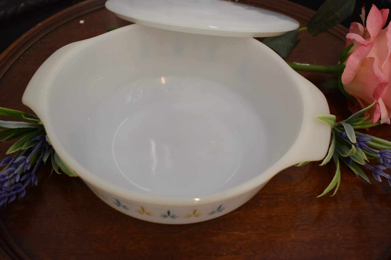 White Glass - Mid Century Pyrex Casserole - Round Shape II With Lid - Candle Glow Pattern