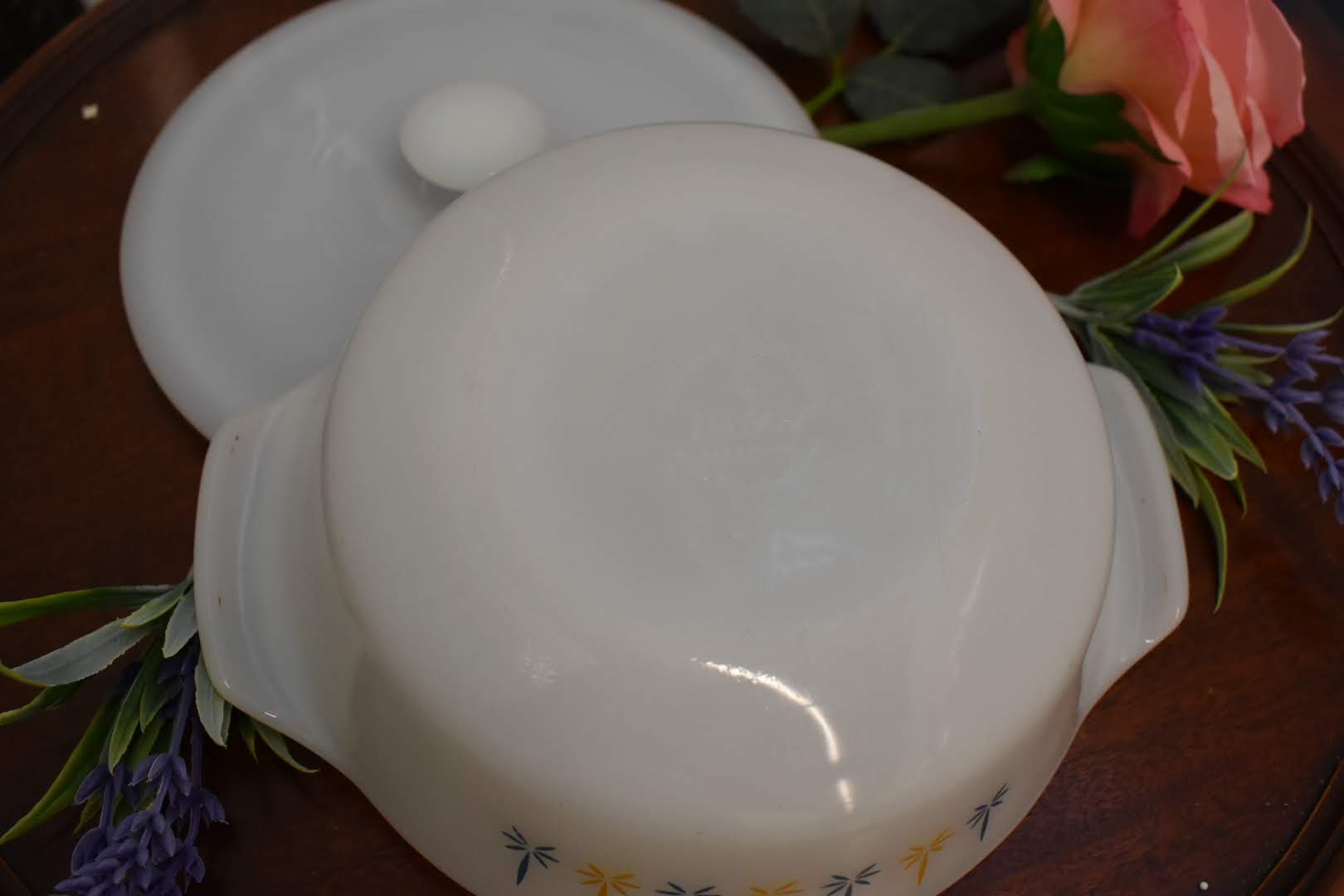 White Glass - Mid Century Pyrex Casserole - Round Shape II With Lid - Candle Glow Pattern