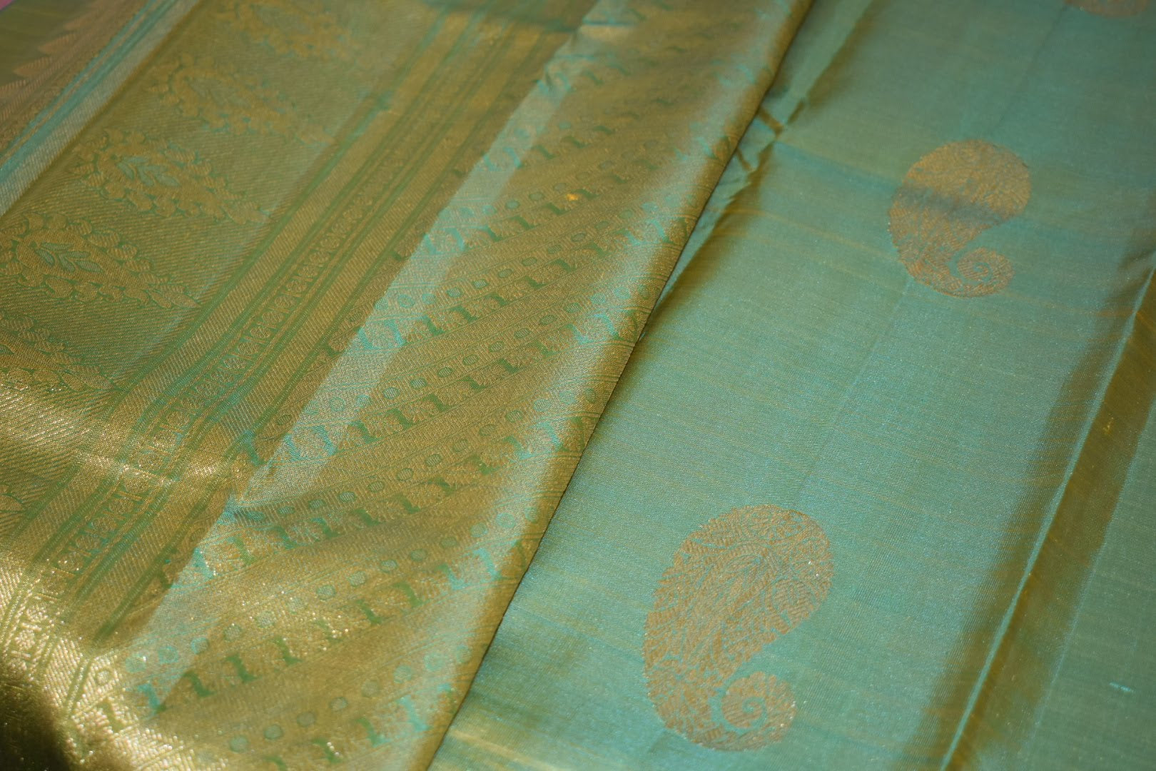 Green Two Tone Color - Pure South Silk Saree - Silk Zari Thread Pattern