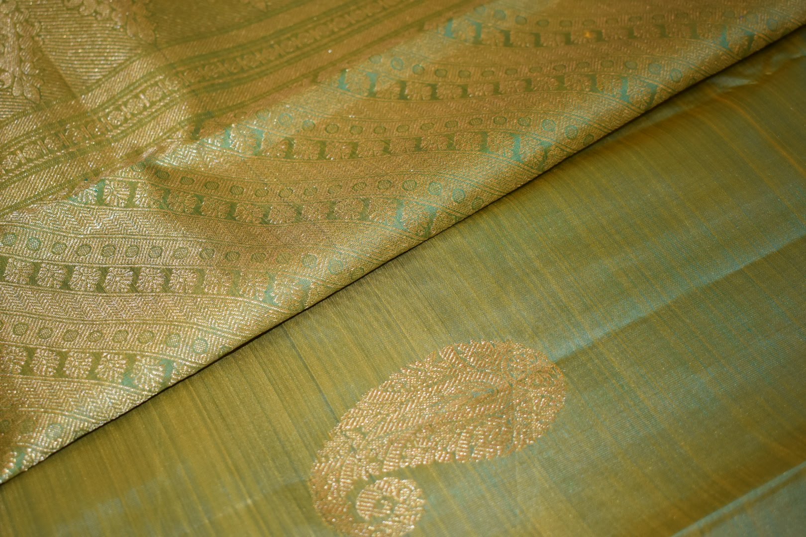 Green Two Tone Color - Pure South Silk Saree - Silk Zari Thread Pattern