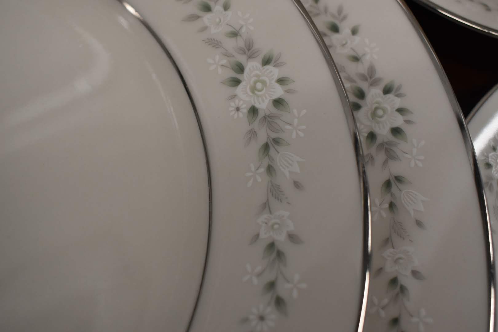 Noritake Heather - Porcelain Fine China -  Pastel Color - 5 Piece Dinnerware Set