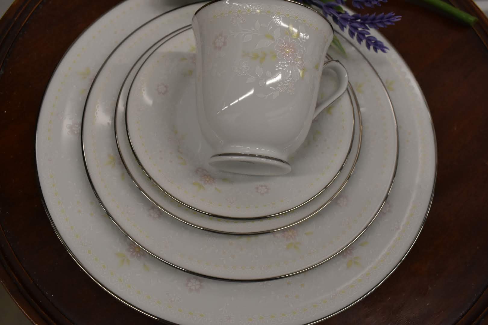 Noritake Temptation - Rare Porcelain Fine China -  Pastel Color -  40 Piece Dinnerware Set - Platinum Rim