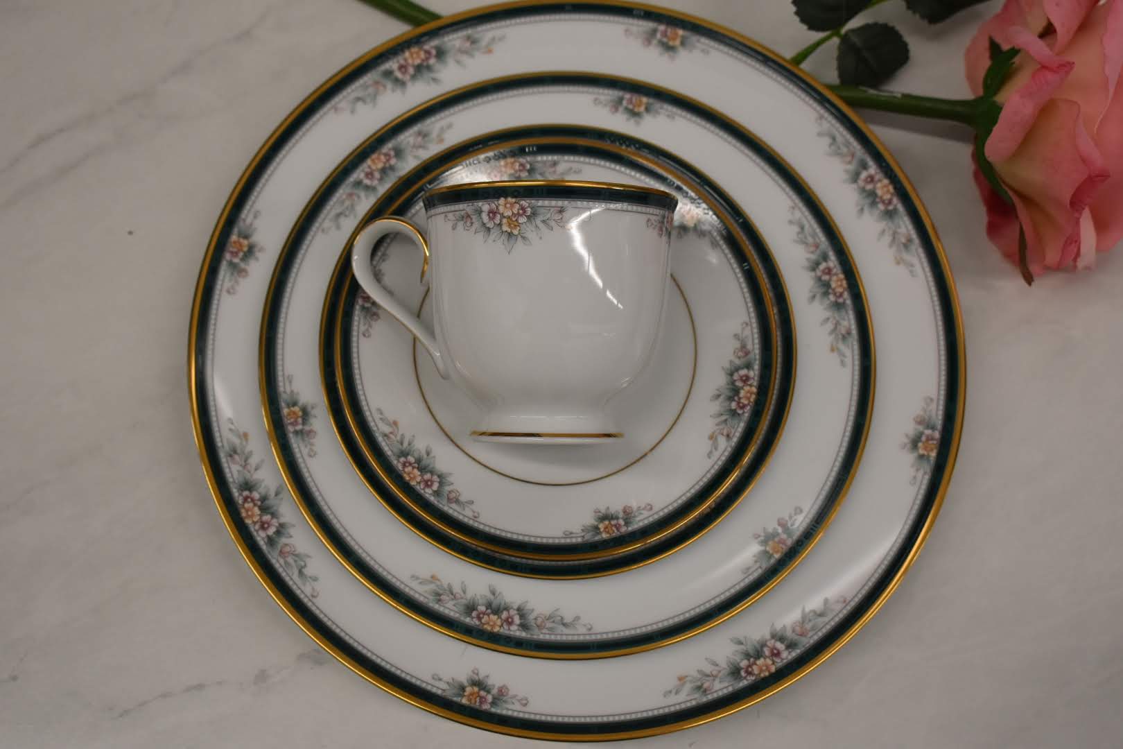 Noritake Landon - Fine Porcelain China - White Green Color - 5 Piece Dinnerware Set