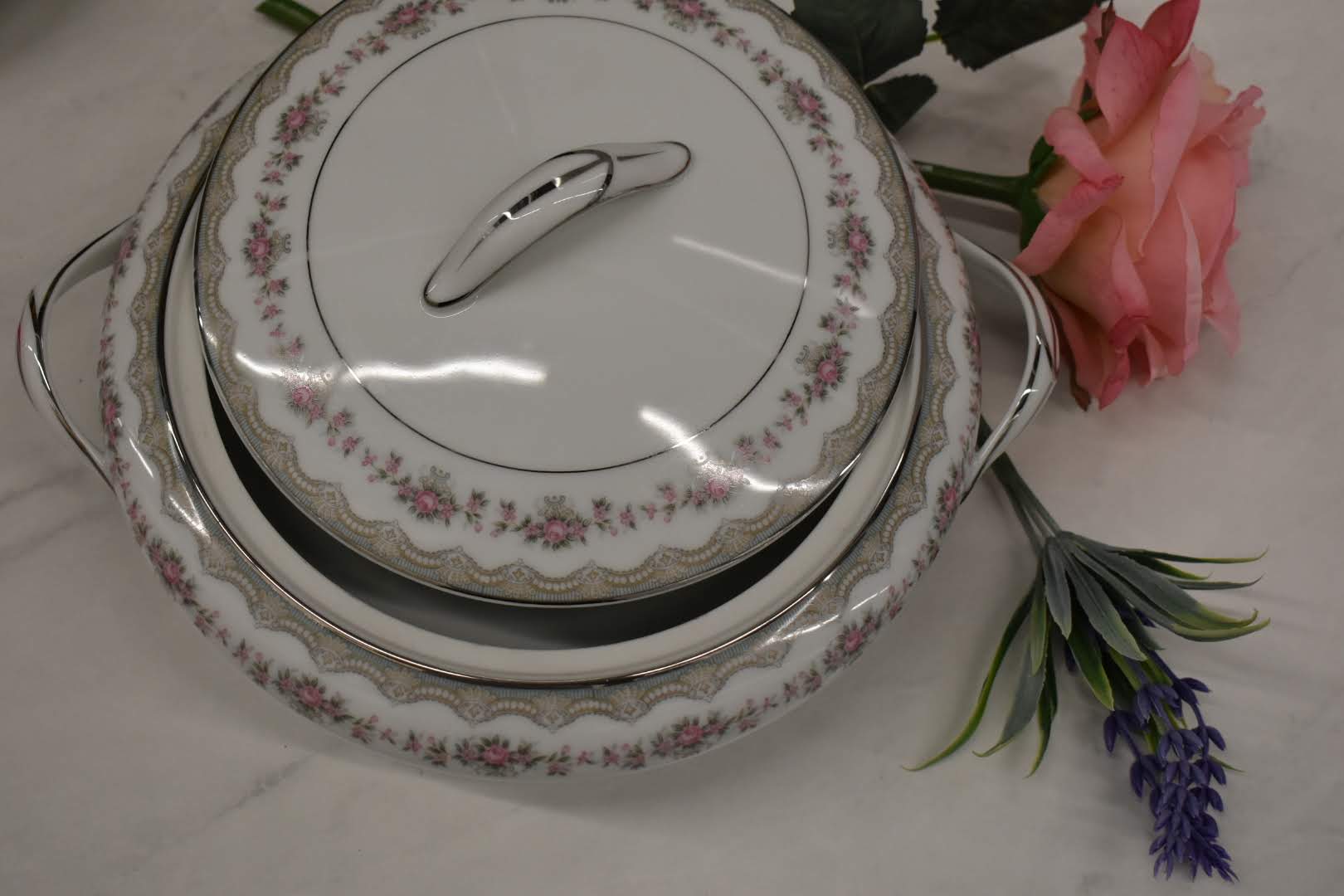 Noritake Glenwood - Fine Porcelain China - Platinum Rim - 5770 pattern - Round Vegetable Bowl with Lid