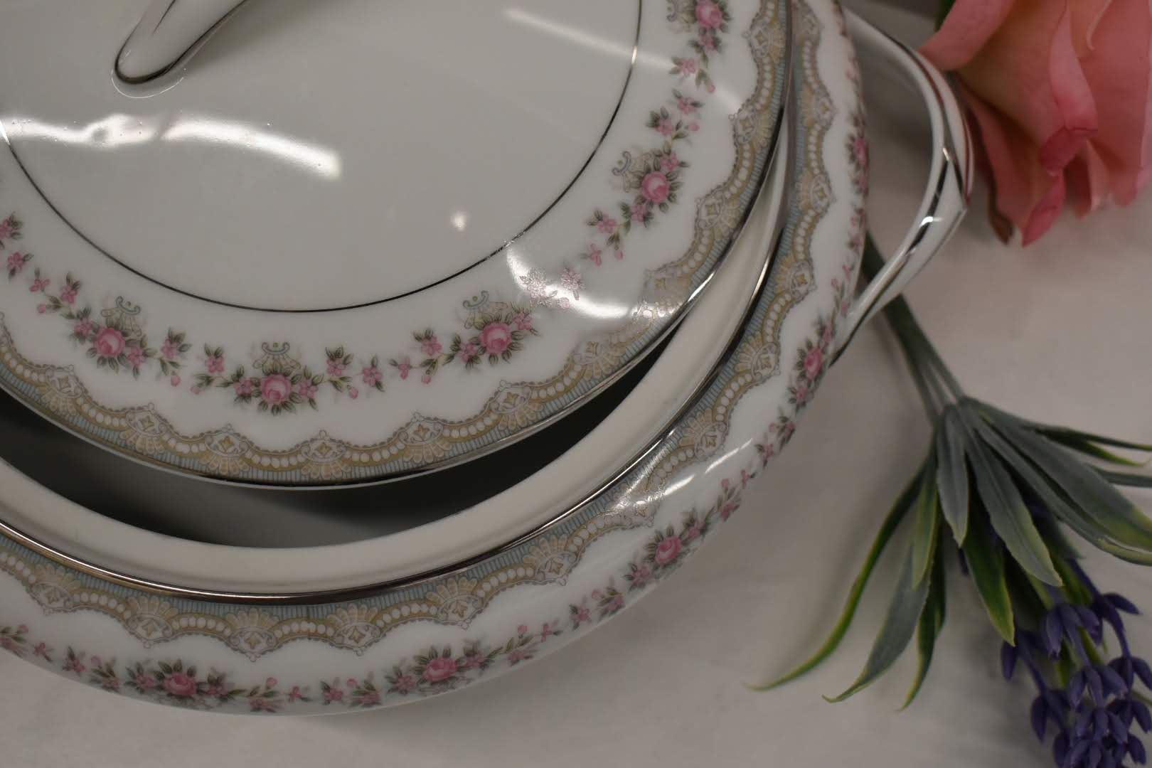 Noritake Glenwood - Fine Porcelain China - Platinum Rim - 5770 pattern - Round Vegetable Bowl with Lid