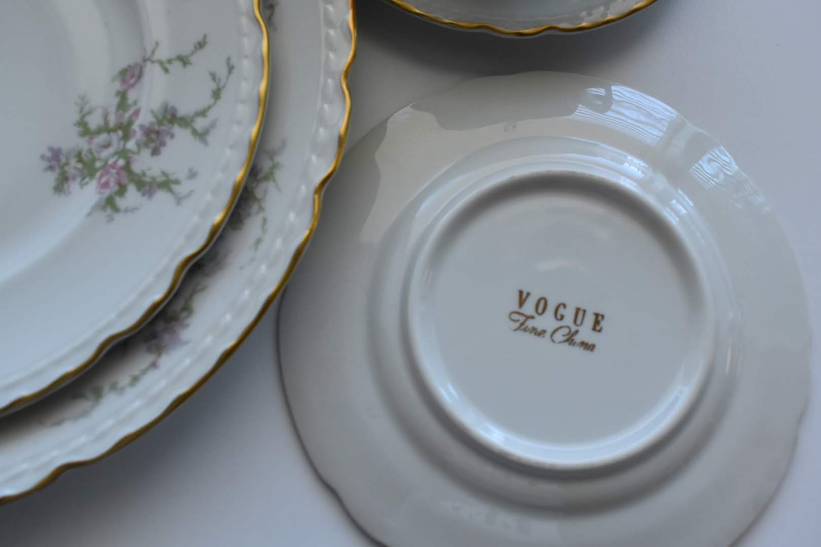 Vogue - Fine Porcelain China - Floral Pattern - 5 piece dinner set
