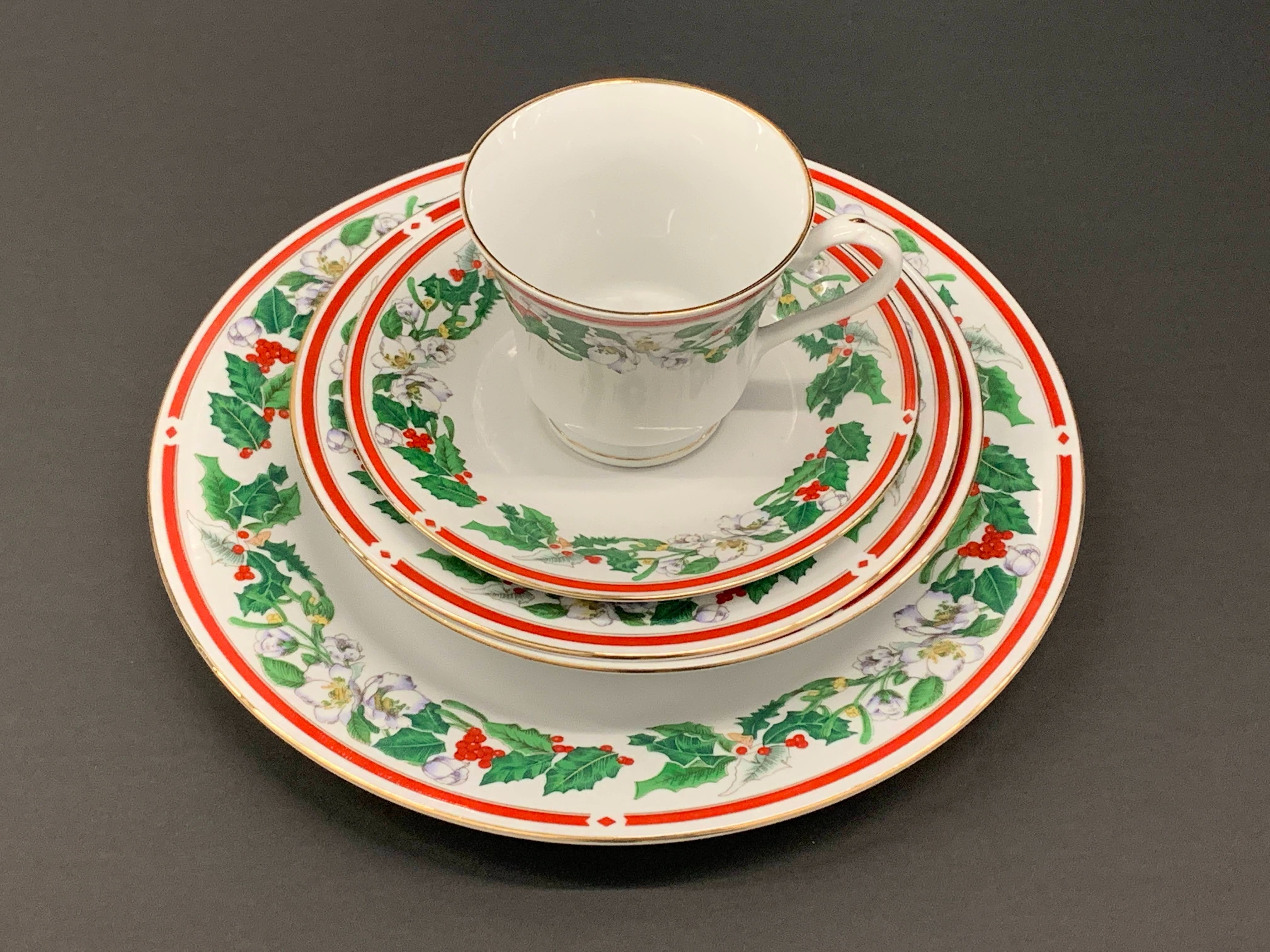 St. Maria 5-Piece Dinner Set - 1 place setting - Fine Porcelain China, Holiday Holly Design