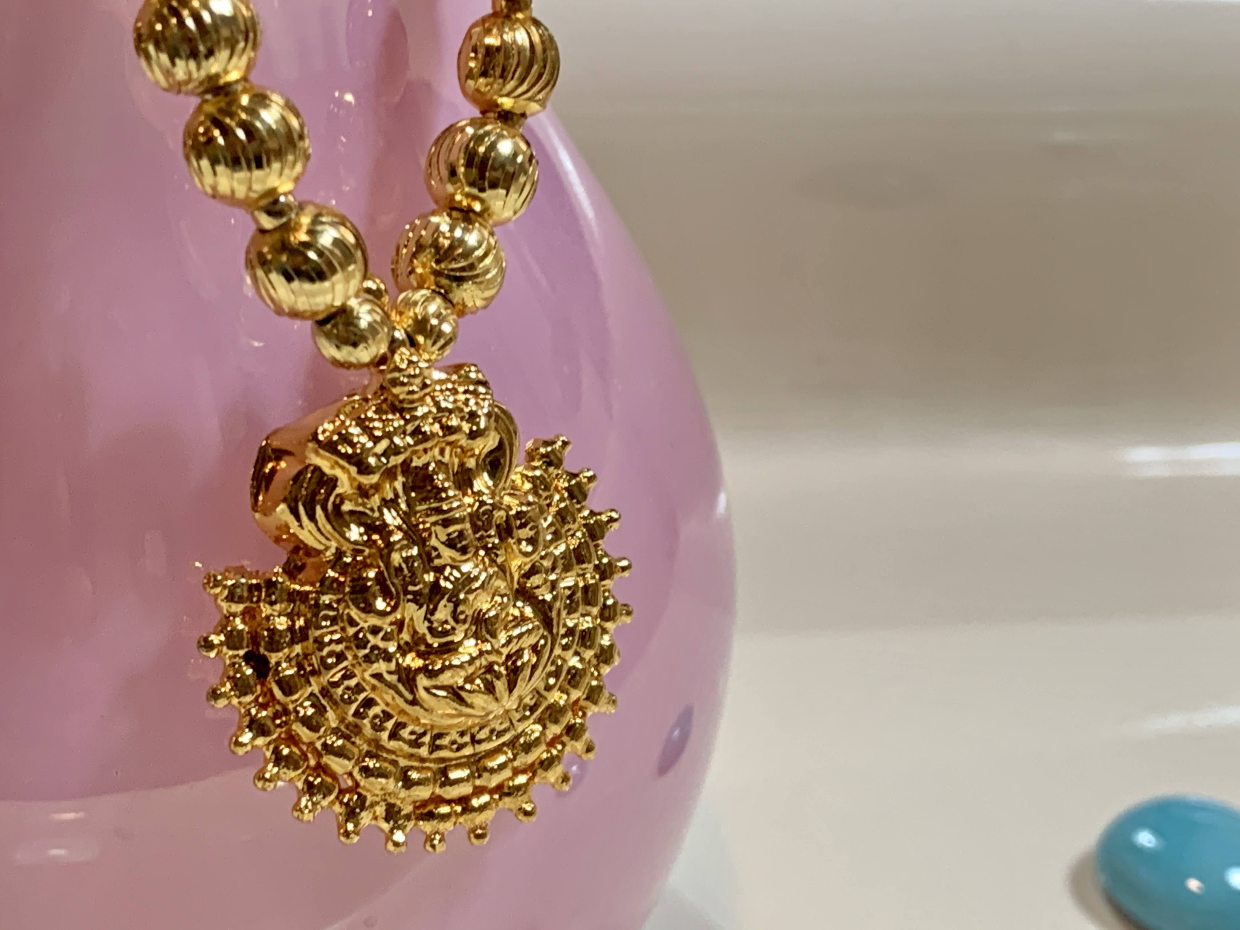 Lakshmi pendant hot sale gold necklace